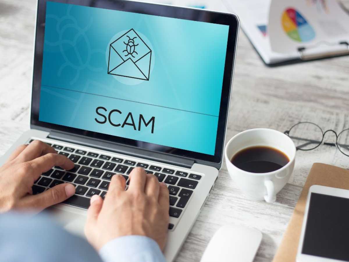The word "scam" on a PC
